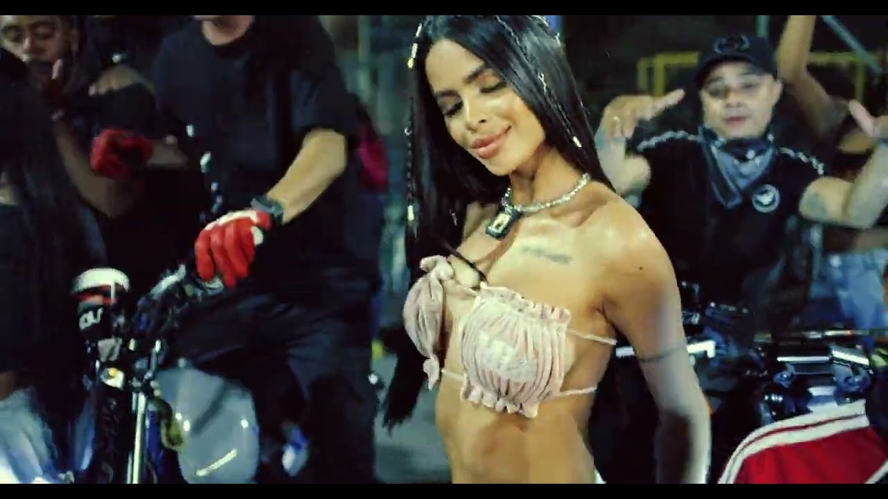 UNA CHIMBA – J ALVAREZ (J Alvarez) — styling de music videos por Daniela Styling, imagen 1 de 1
