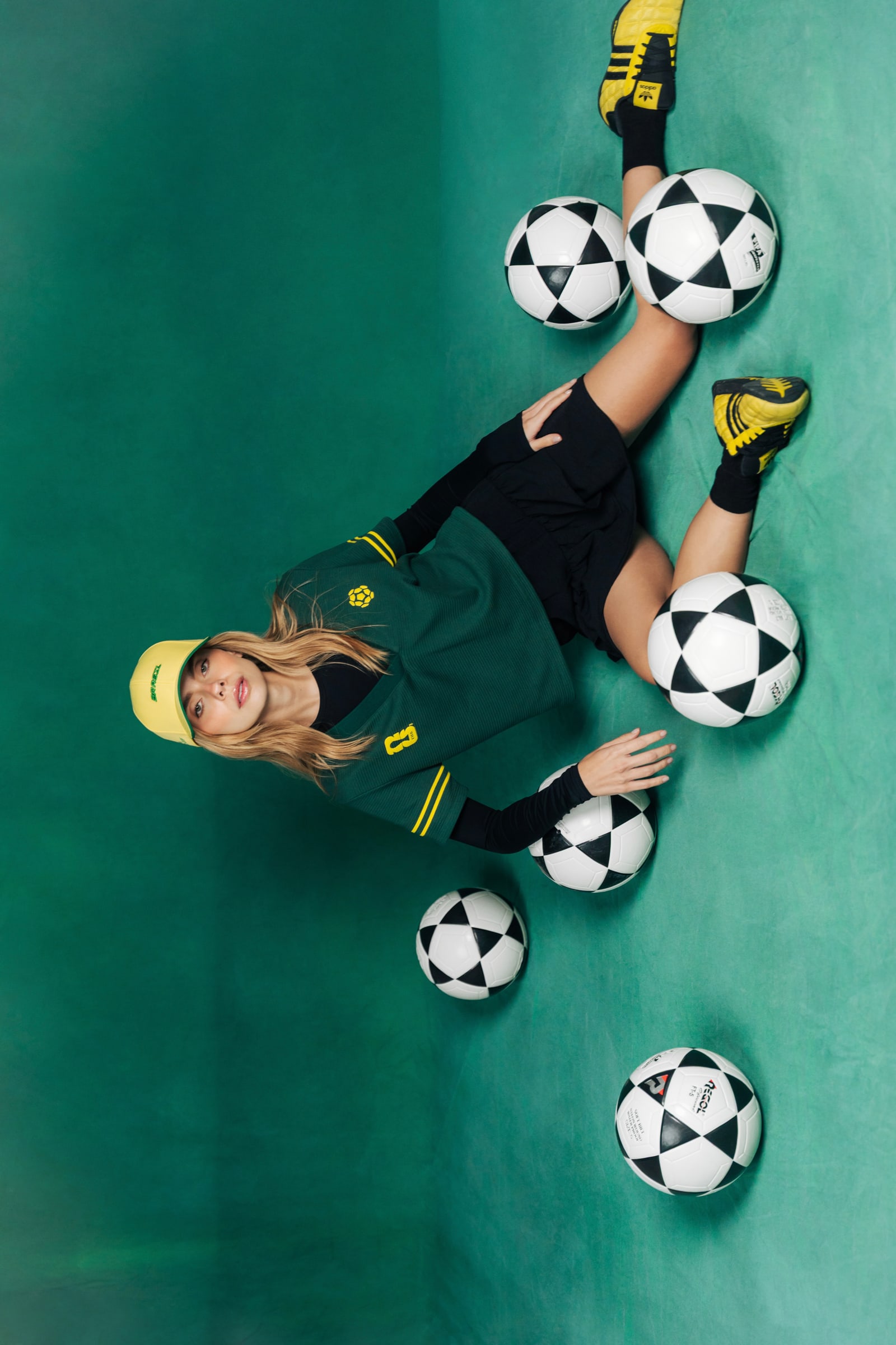 ÉXITO X FIFA — styling de advertising por Daniela Styling, imagen 1 de 12